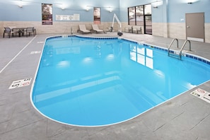 Piscine intérieure, accès possible de 7 h à 23 h, chaises longues