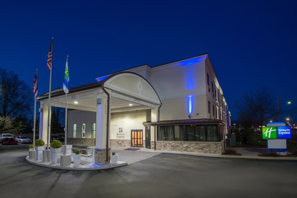 Holiday Inn Express Cleveland Airport - Brookpark by IHG