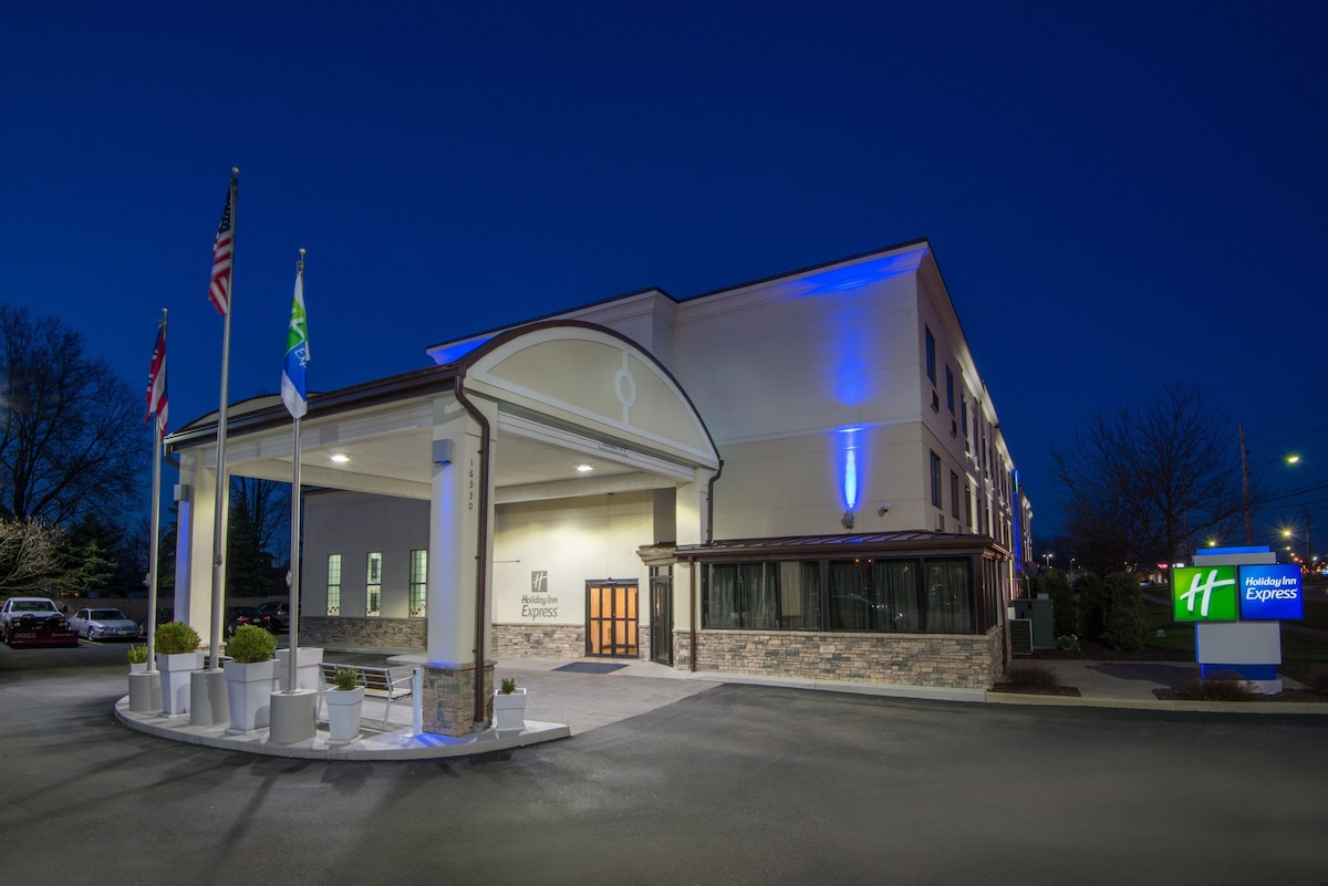 Holiday Inn Express Cleveland Airport : petit-déjeuner et piscine inclus