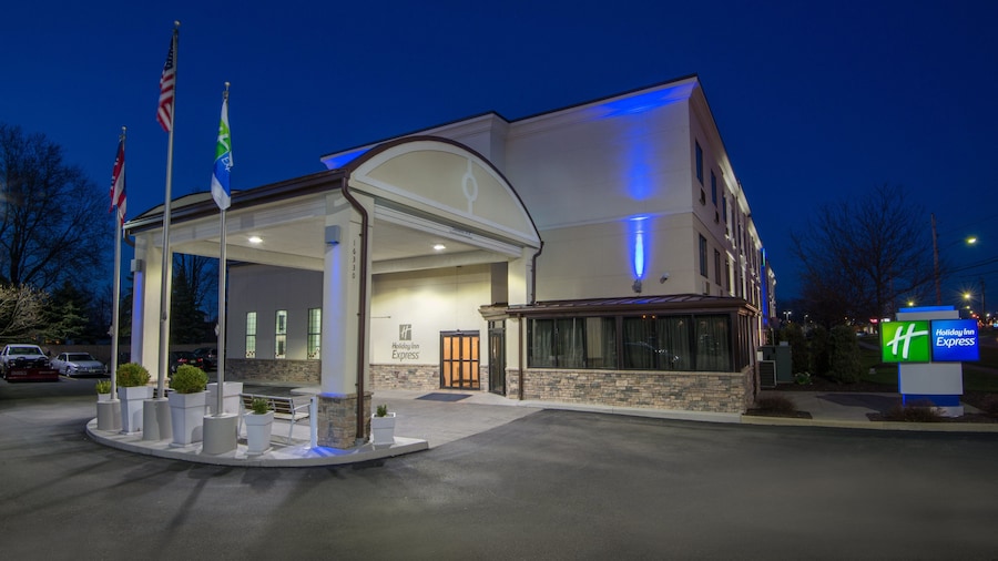 Holiday Inn Express Cleveland Airport - Brookpark by IHG