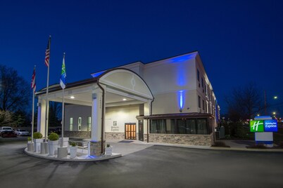Holiday Inn Express Cleveland Airport - Brookpark by IHG