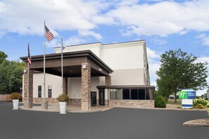 Exterior - Holiday Inn Express Cleveland Airport - Brookpark by IHG (Brook Park)