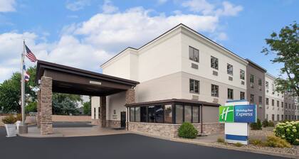 Holiday Inn Express Cleveland Airport - Brookpark, an IHG Hotel