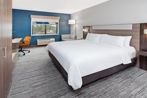 In-room safe, desk, laptop workspace, blackout curtains - Holiday Inn Express Cleveland Airport - Brookpark by IHG (Brook Park)
