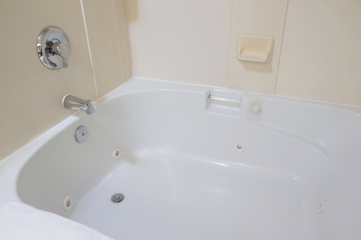 Suite, 1 camera da letto, idromassaggio | Una cassaforte in camera, una scrivania, tende oscuranti