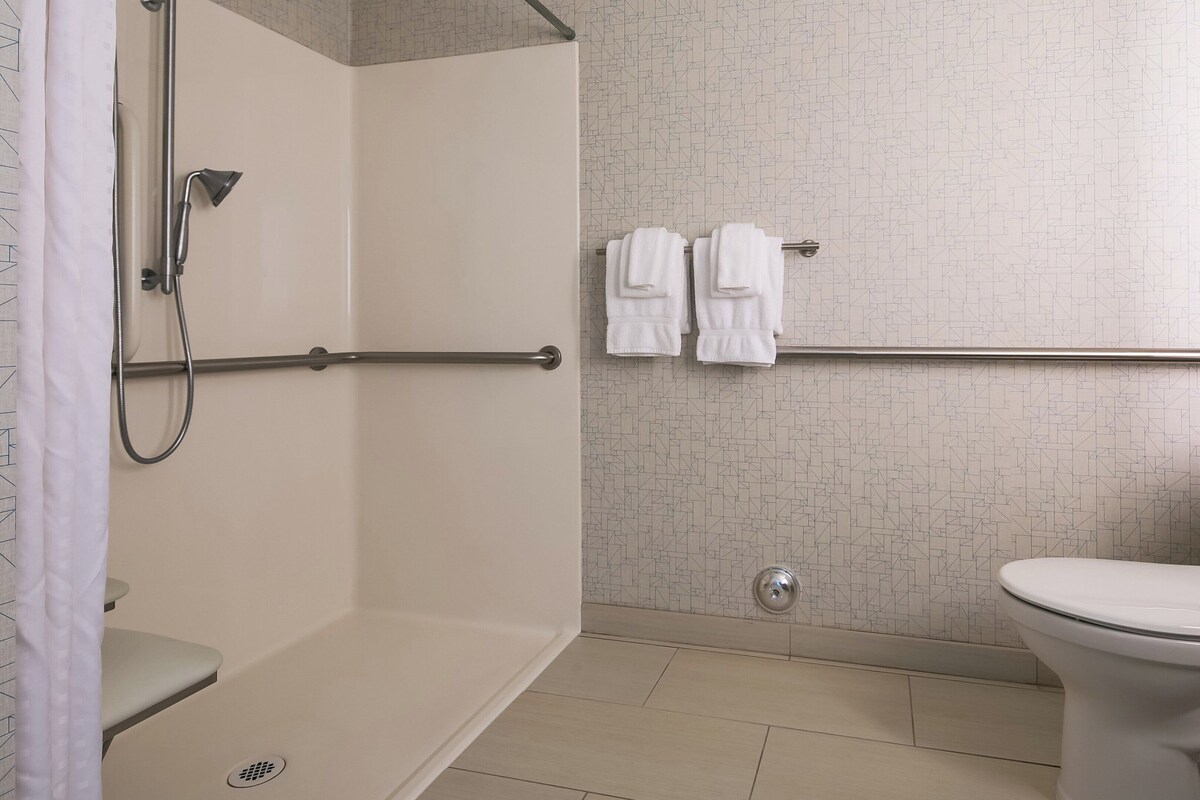 Camera Standard, 1 letto queen, accessibile ai disabili | Una cassaforte in camera, una scrivania, tende oscuranti