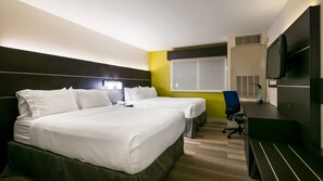 Habitación estándar, 2 camas de matrimonio | Caja fuerte, escritorio, cortinas opacas y sistema de insonorización