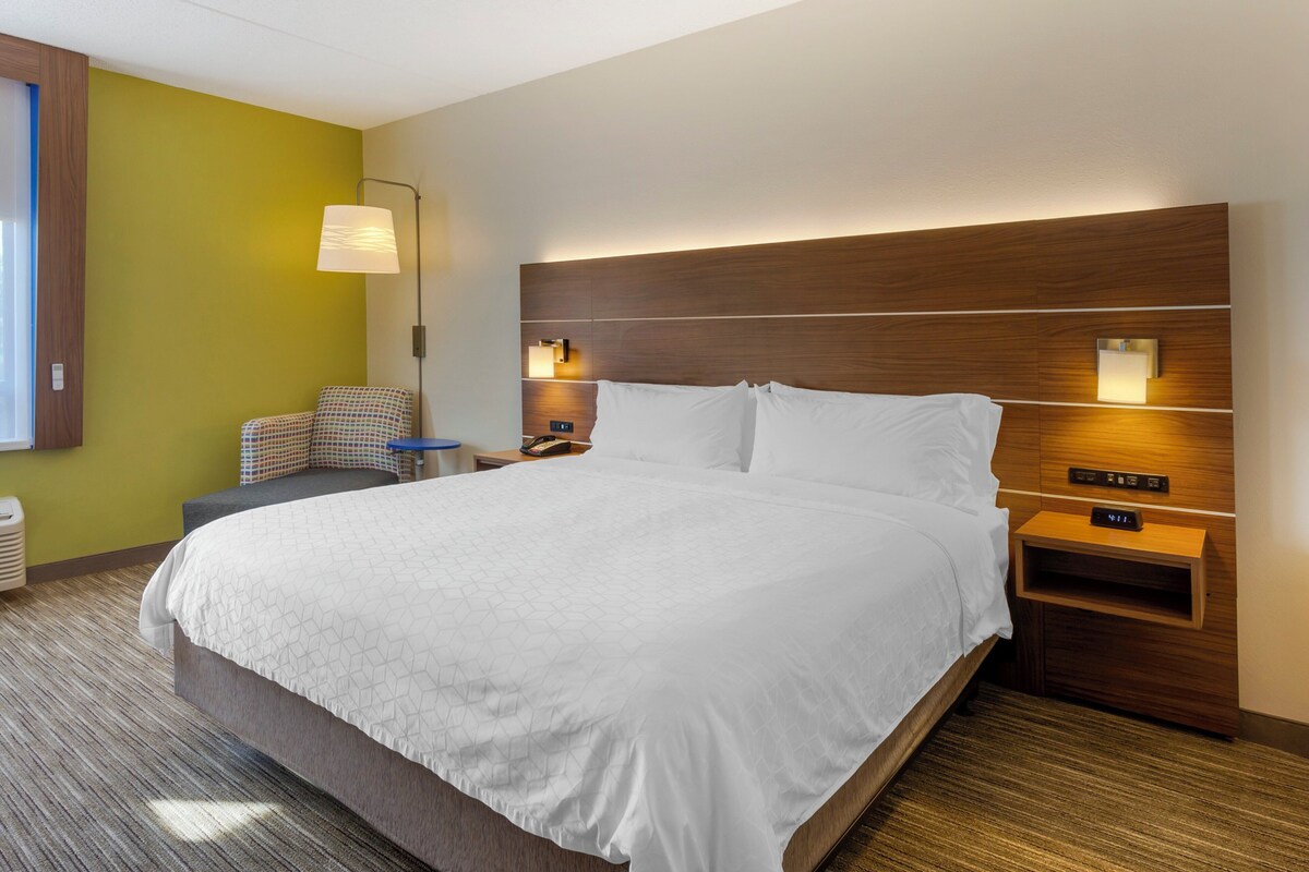 Standard Room, 1 King Bed, Transfer Shower (Mobility Accessible) | Desk, iron/ironing board, WiFi (free), bed sheets