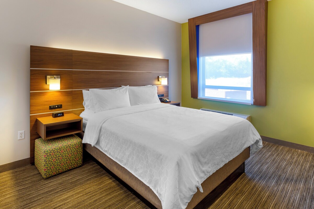 Standard Room, 1 Queen Bed | Desk, iron/ironing board, WiFi (free), bed sheets