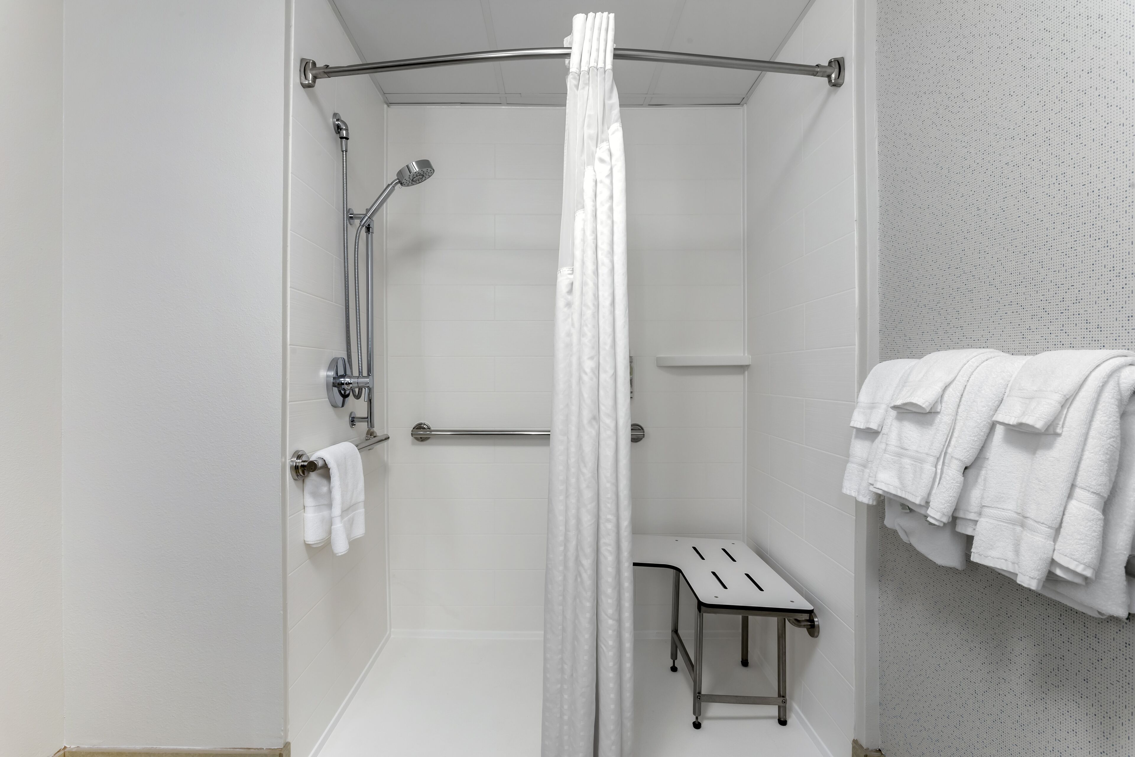 standard room, 1 king bed, transfer shower (mobility) | bathroom | free toiletries, hair dryer, towels