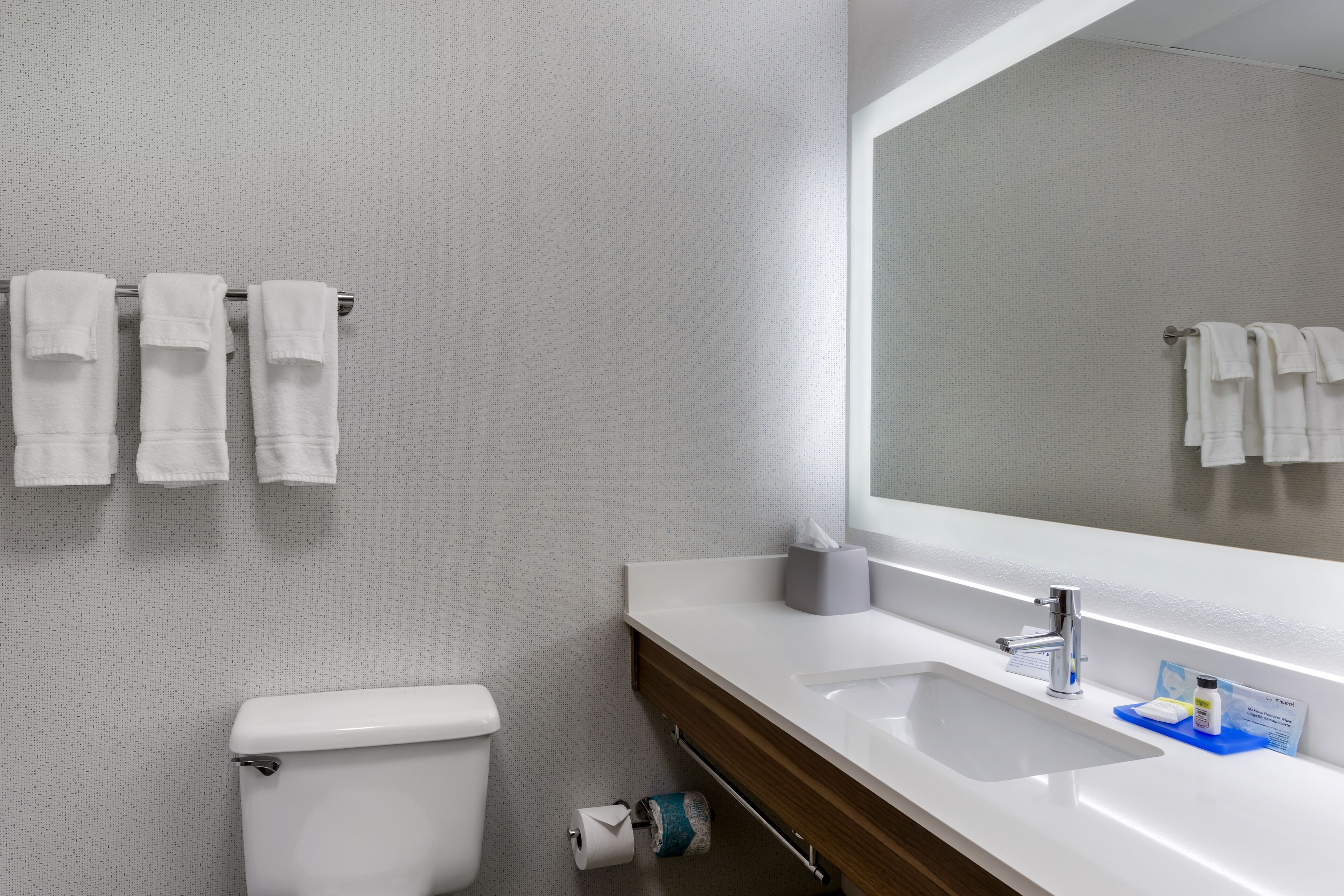 standard room, 1 king bed | bathroom | free toiletries, hair dryer, towels