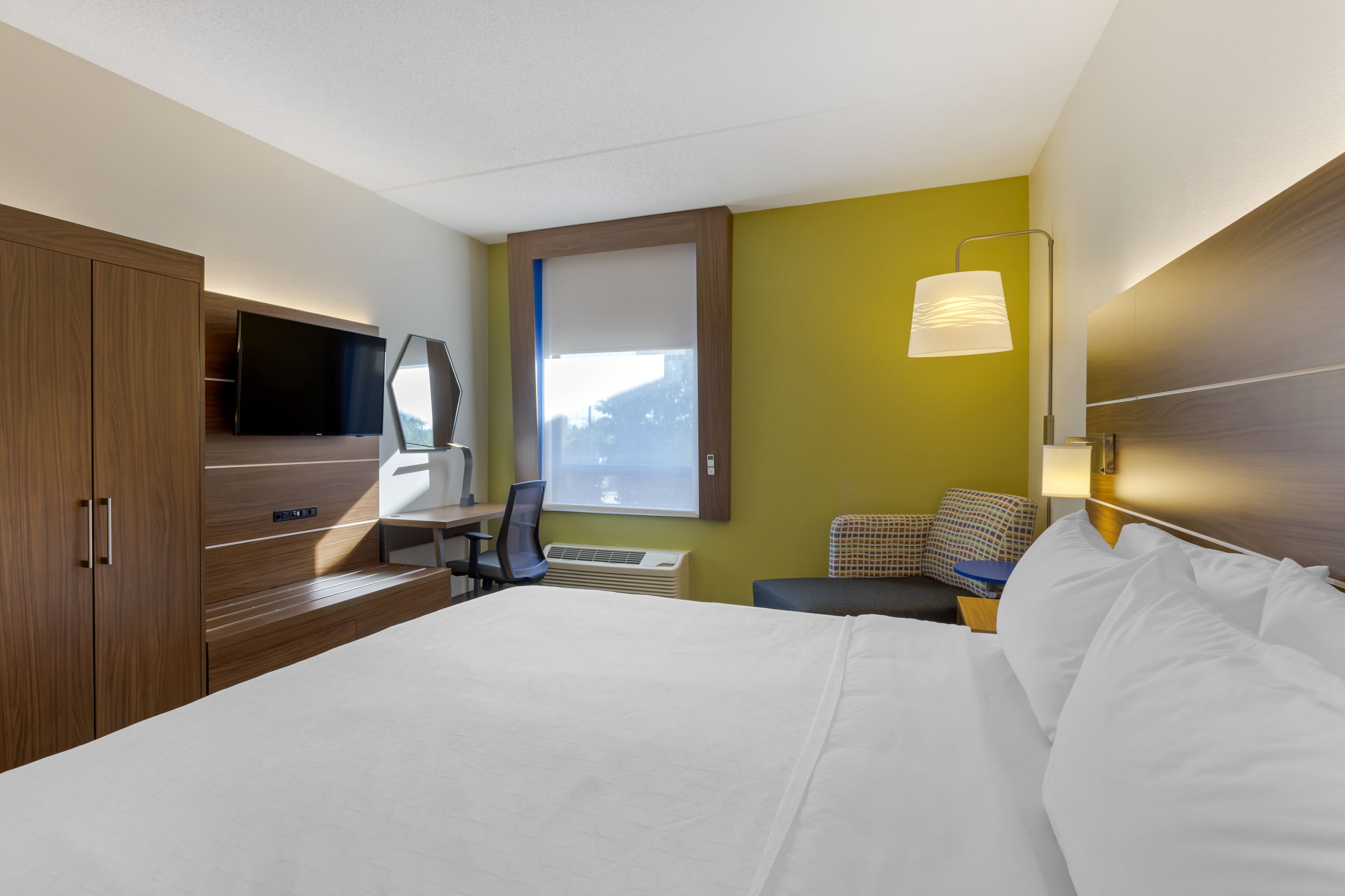 standard room, 1 king bed, transfer shower (mobility) | desk, iron/ironing board, free wifi, bed sheets