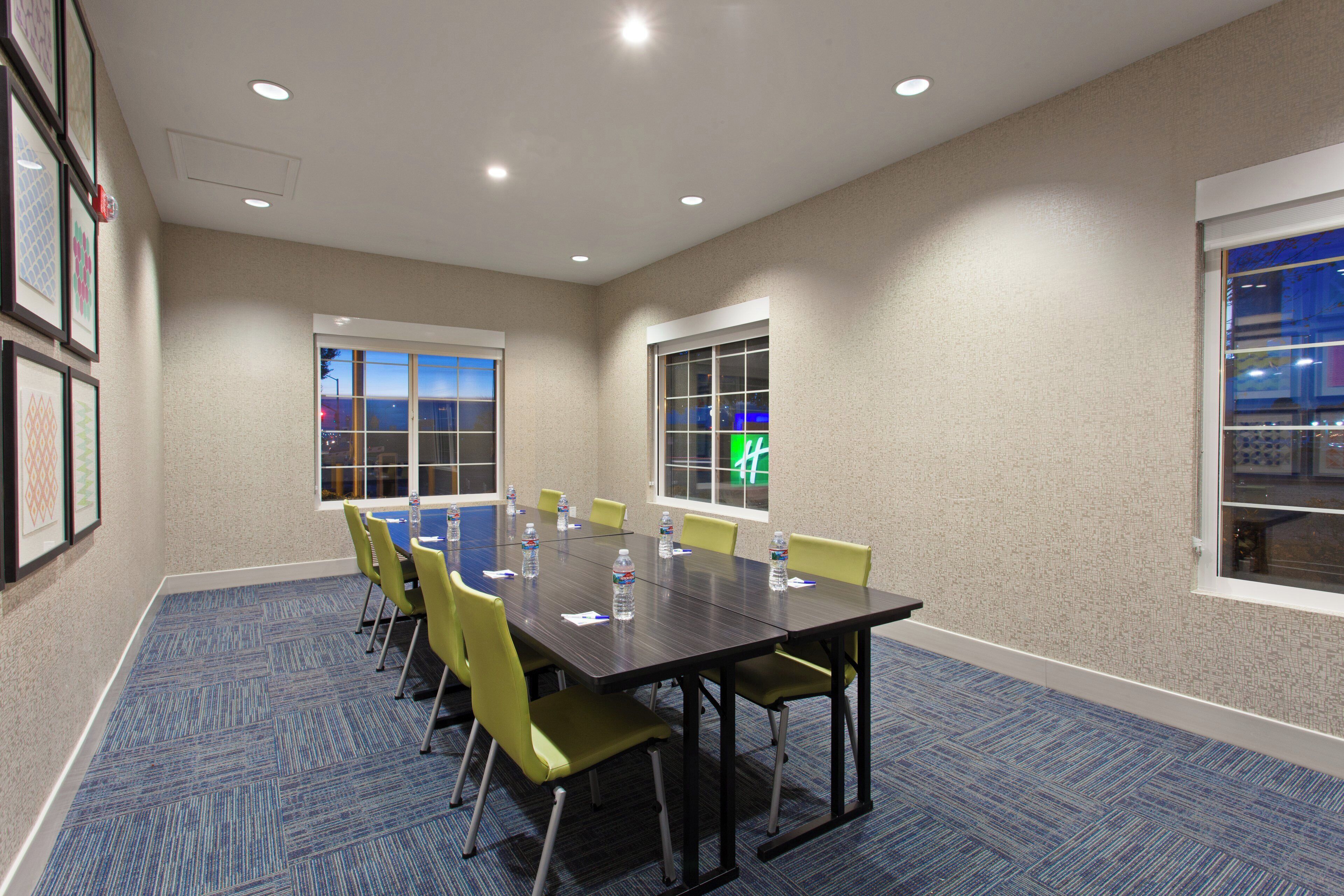 Photo - Holiday Inn & Suites Oakland Airport, An Ihg Hotel