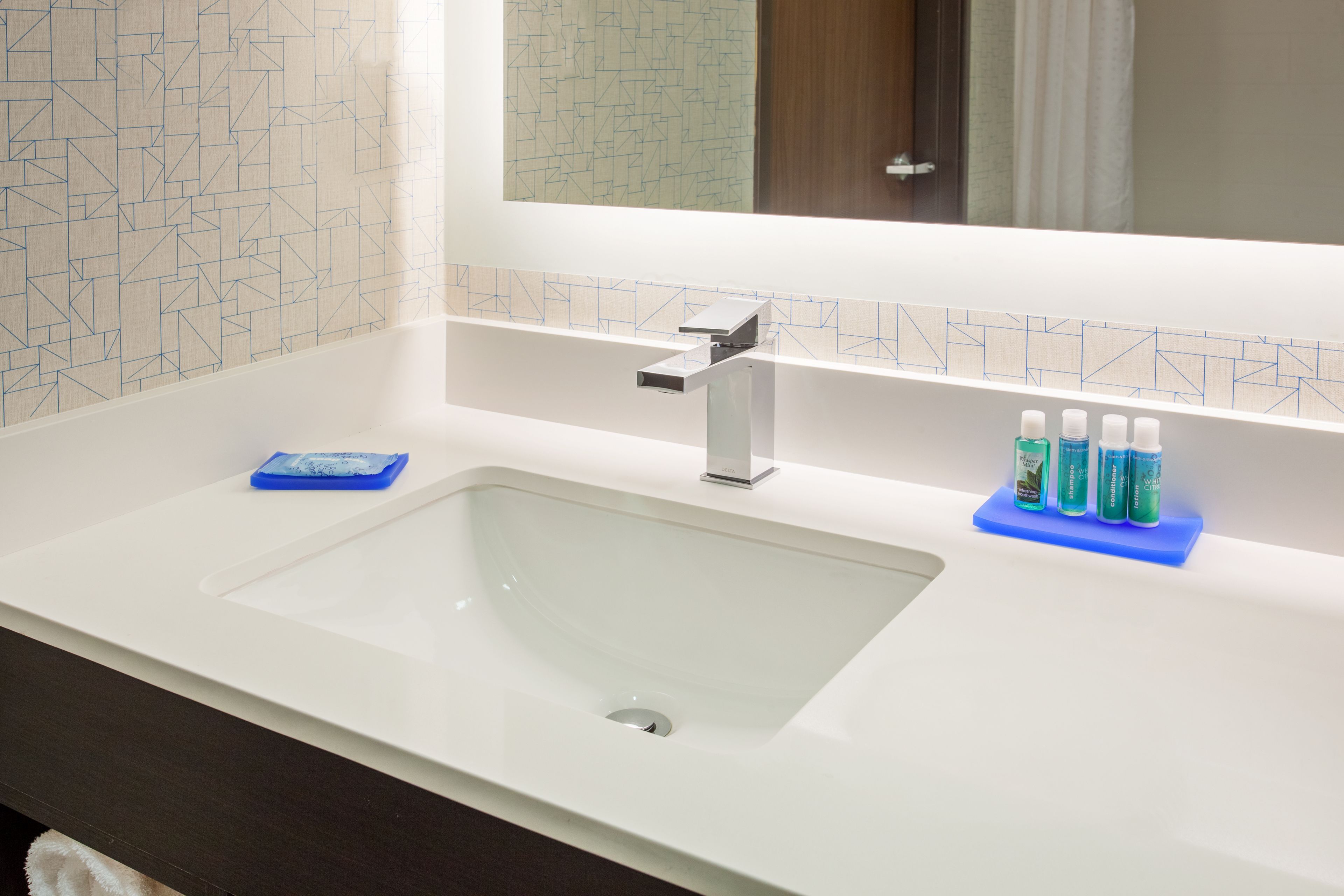 combined shower/bathtub, free toiletries, hair dryer, towels