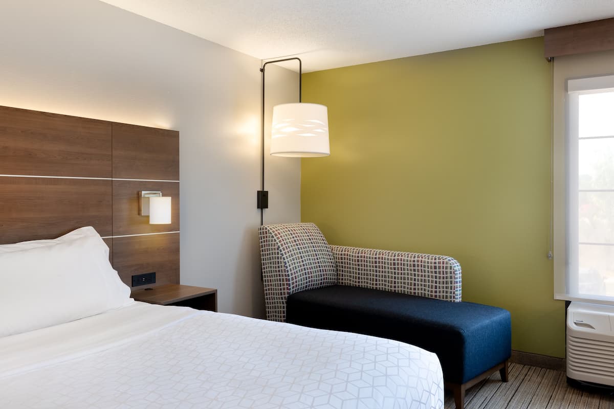 1 bedroom, premium bedding, pillow-top beds, desk