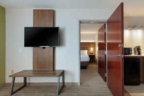 Suite, 1 Bedroom | Premium bedding, pillowtop beds, desk, blackout drapes - Holiday Inn Express & Suites Milton East I-10 by IHG (Milton)