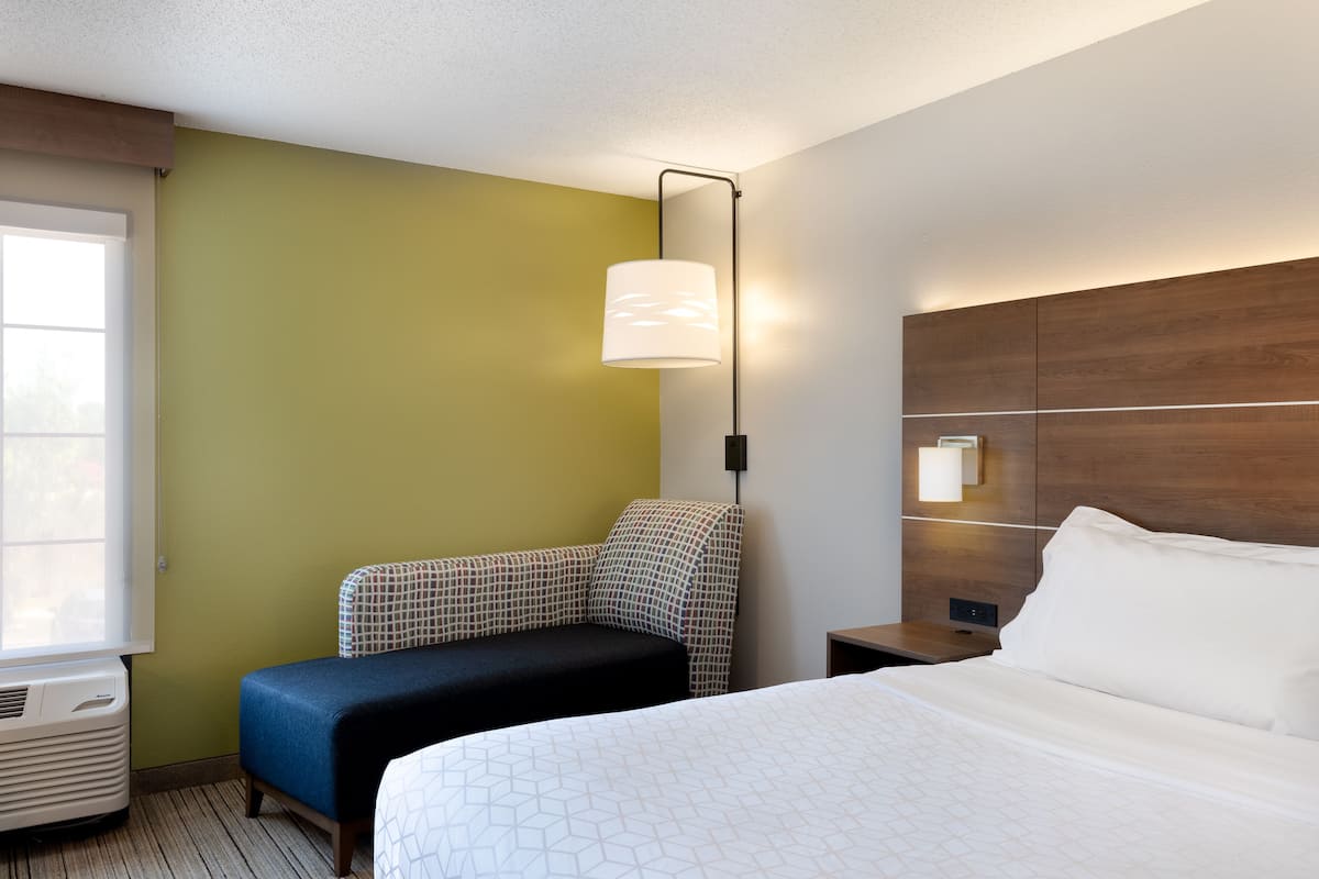 1 bedroom, premium bedding, pillow-top beds, desk