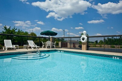 Holiday Inn Express Hotel & Suites Milton East I-10 by IHG