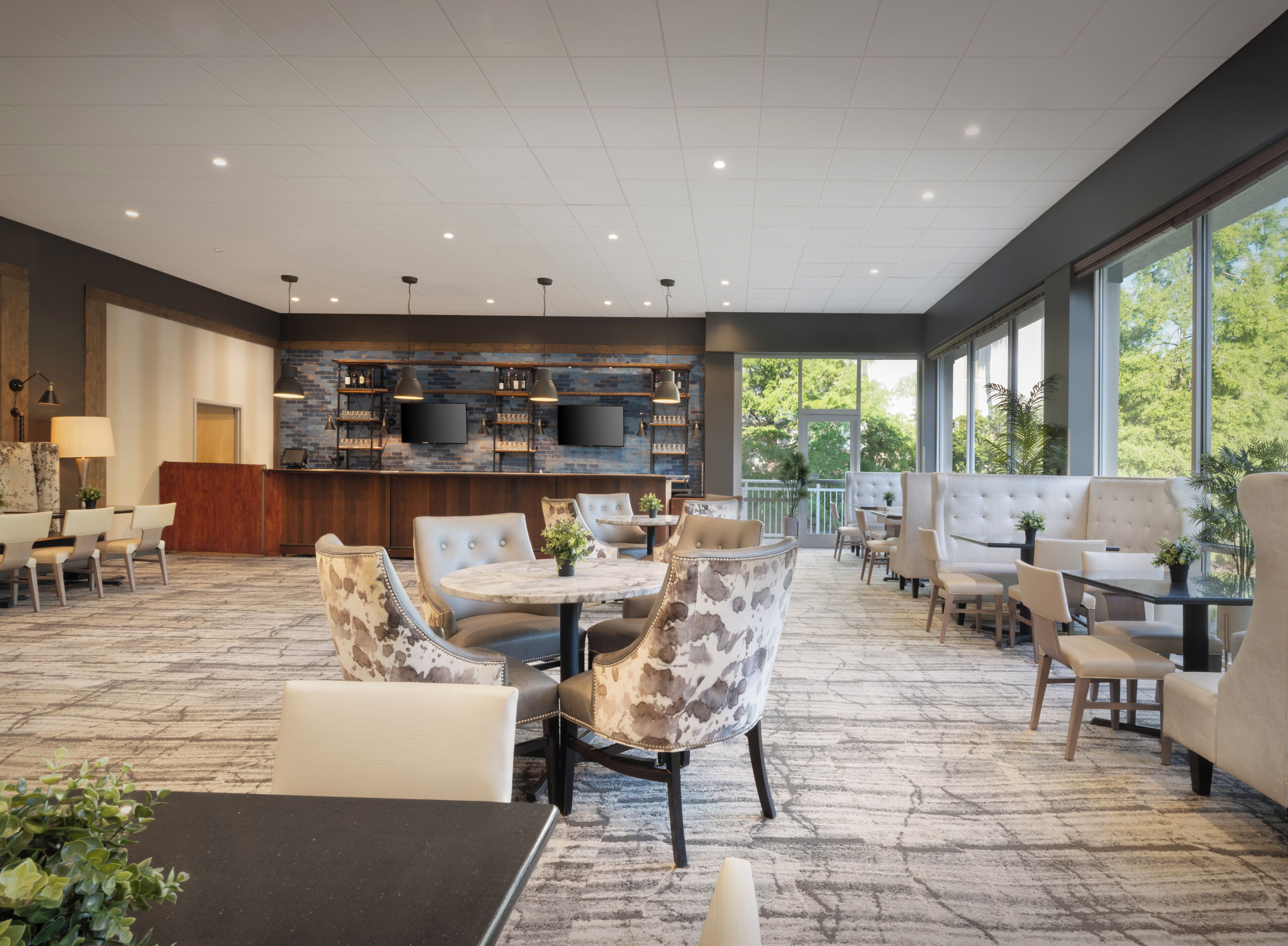 5 restaurants; breakfast, lunch and dinner served 