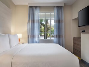 Suite, 2 habitaciones | Caja fuerte, escritorio, cortinas opacas y tabla de planchar con plancha