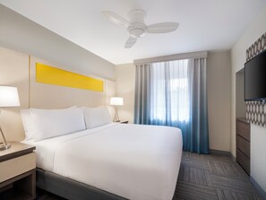 1 kamar tidur, brankas, meja kerja, dan tirai kedap cahaya