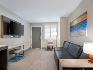 1 habitación, caja de seguridad en la habitación y escritorio 