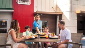 A Burger Theory restaurant with outdoor seating. - Holiday Inn Resort Orlando Suites - Waterpark by IHG (Orlando)