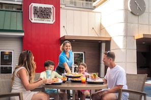 5 restaurants; breakfast, lunch, and dinner served - Holiday Inn Resort Orlando Suites - Waterpark by IHG (Orlando)