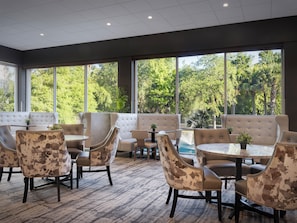 5 restaurants, breakfast, lunch, dinner served; American cuisine