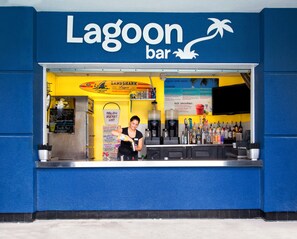 Bar junto a la piscina