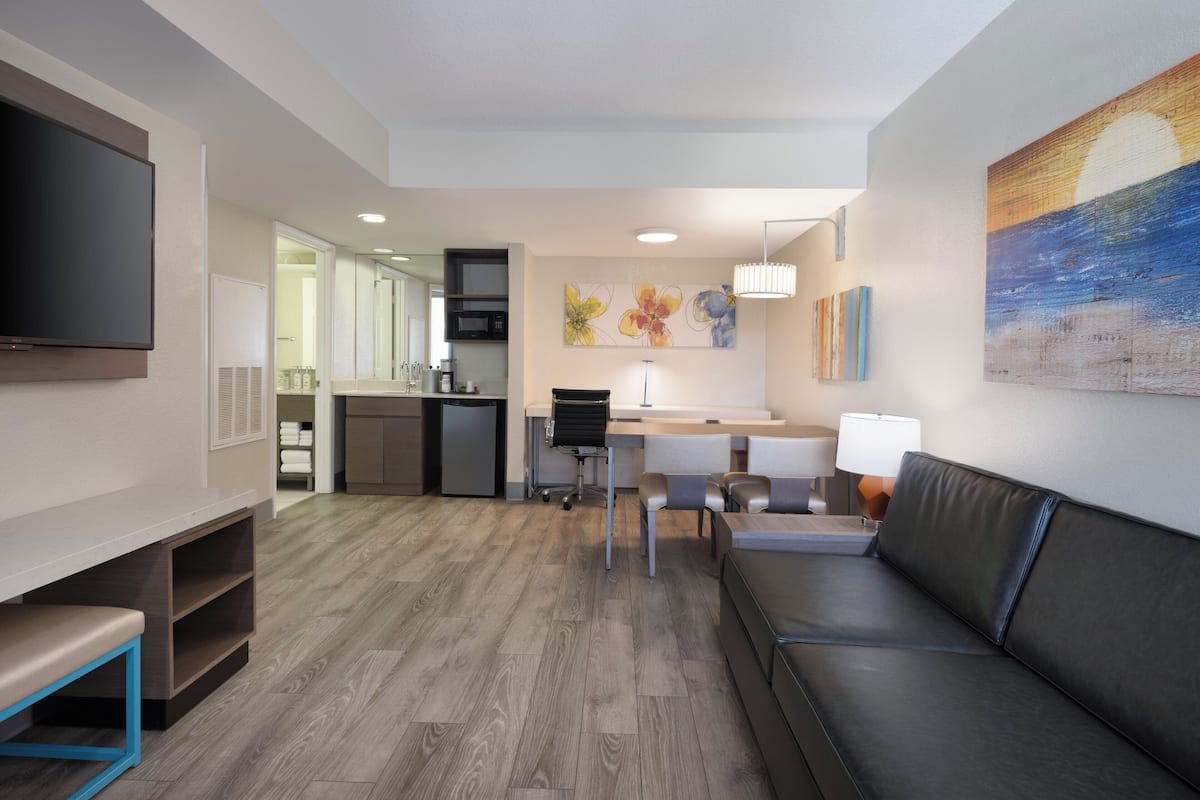 1 bedroom, in-room safe, desk, blackout drapes