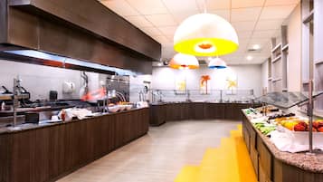 Se ofrece un desayuno bufé (22.95 USD por persona)