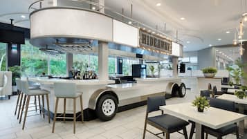 5 restaurants, breakfast, lunch, dinner served; American cuisine