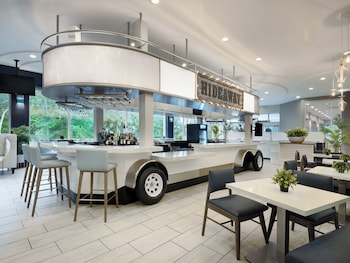5 restaurants, breakfast, lunch, dinner served; American cuisine at Holiday Inn Resort Orlando Suites - Waterpark by IHG