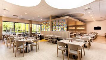 5 restaurants, breakfast, lunch, dinner served; American cuisine