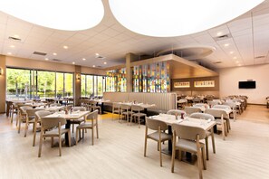 5 restaurants, breakfast, lunch, dinner served; American cuisine - Holiday Inn Resort Orlando Suites - Waterpark by IHG (Orlando)