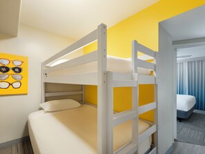 1 dormitorio, caja fuerte, escritorio y cortinas opacas