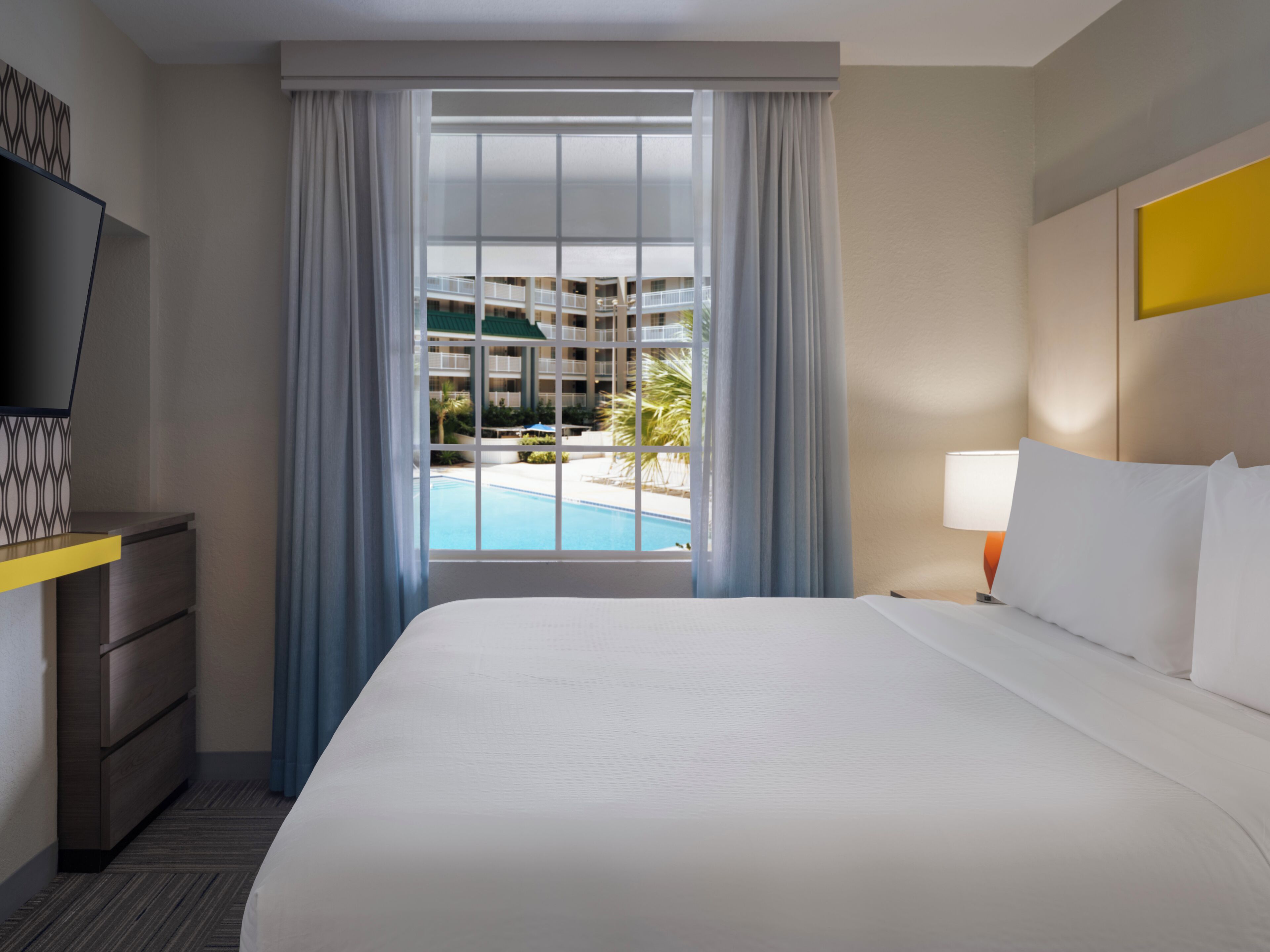 Studio Suite, 2 kamar tidur (Waterpark View) | 1 kamar tidur, brankas, meja kerja, dan tirai kedap cahaya