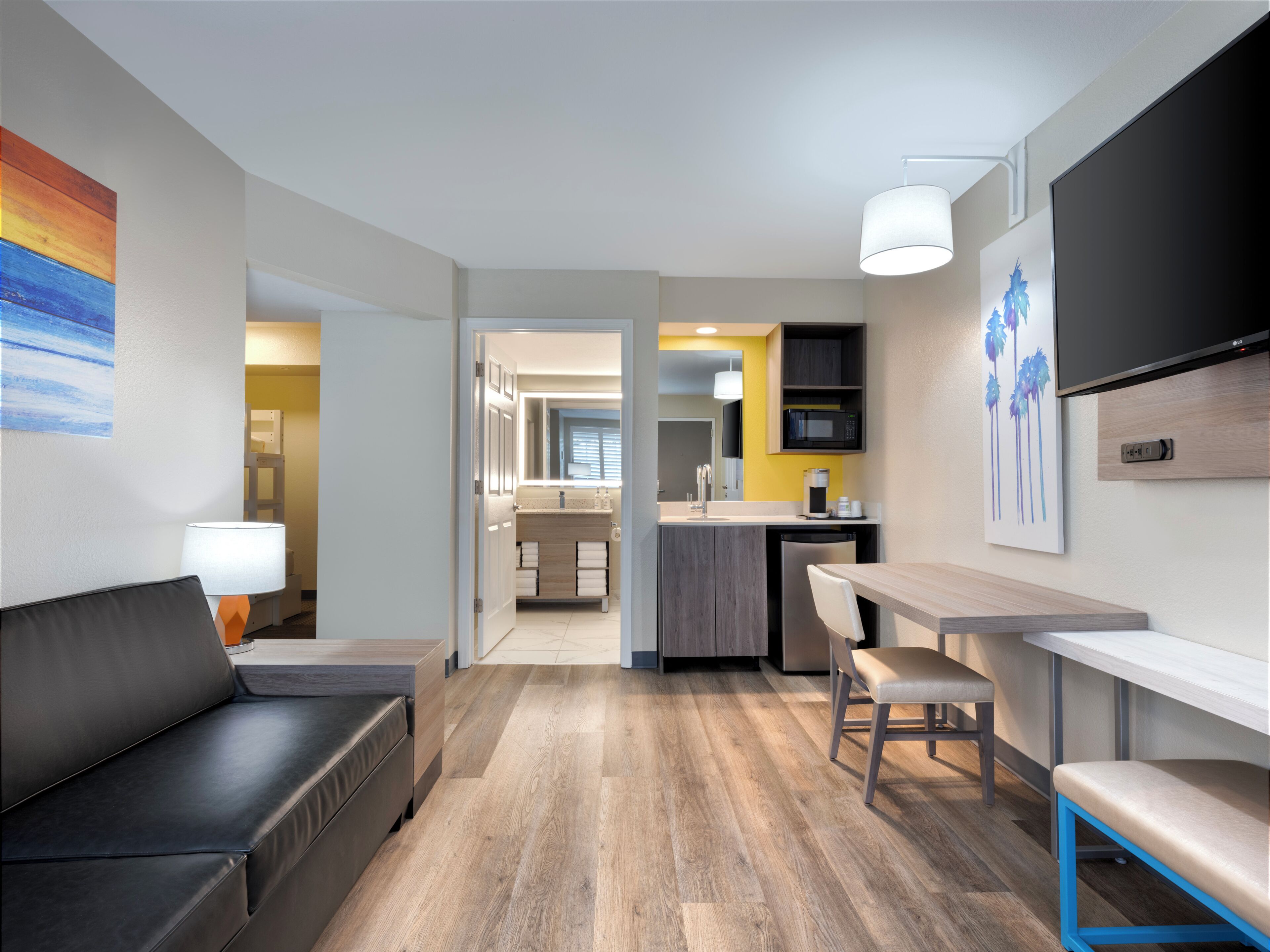 1 quarto, cofres nos quartos, escrivaninha, cortinas blackout