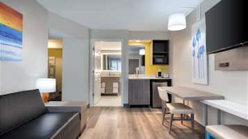 1 quarto, cofres nos quartos, escrivaninha, cortinas blackout