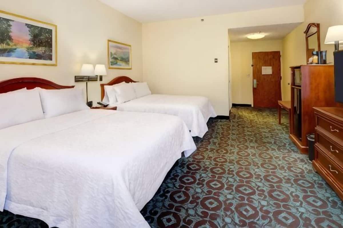 Colchones con acolchado adicional, escritorio, cortinas opacas