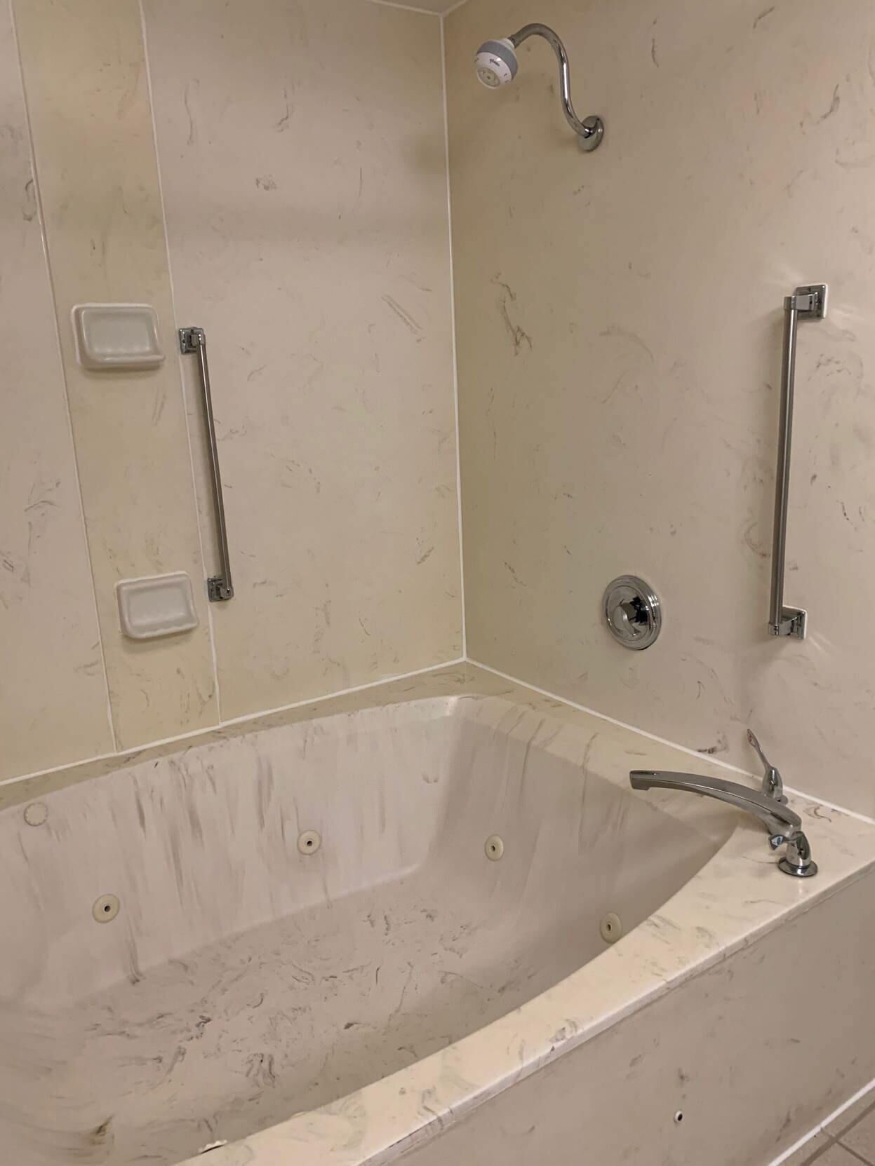 Baño | Tina con regadera, amenidades de baño gratuitas, secadora de cabello 
