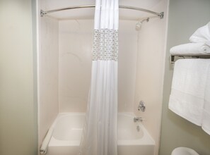 Suihkun ja ammeen yhdistelmä, ilmaiset hygieniatuotteet, hiustenkuivaaja