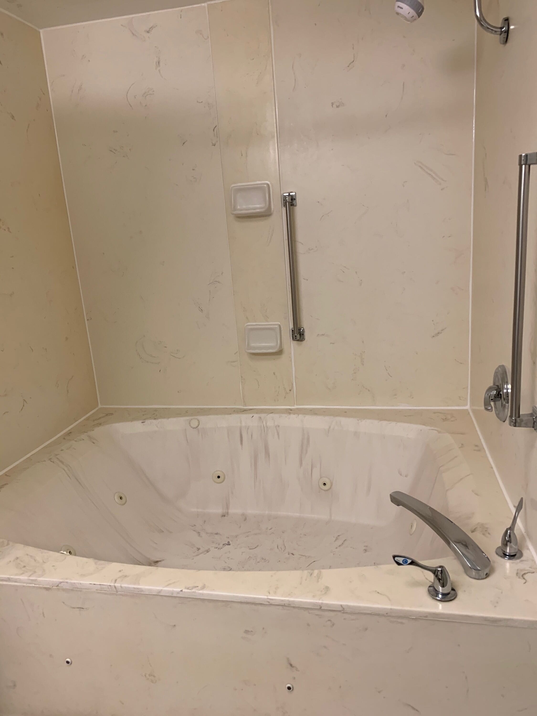 one king with whirlpool non smoking | bathroom | combined shower/bathtub, free toiletries, hair dryer, towels