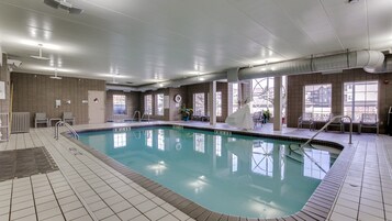 Una piscina cubierta, tumbonas
