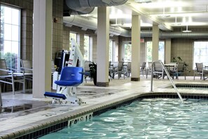 Una piscina cubierta, tumbonas