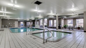 Una piscina cubierta, tumbonas