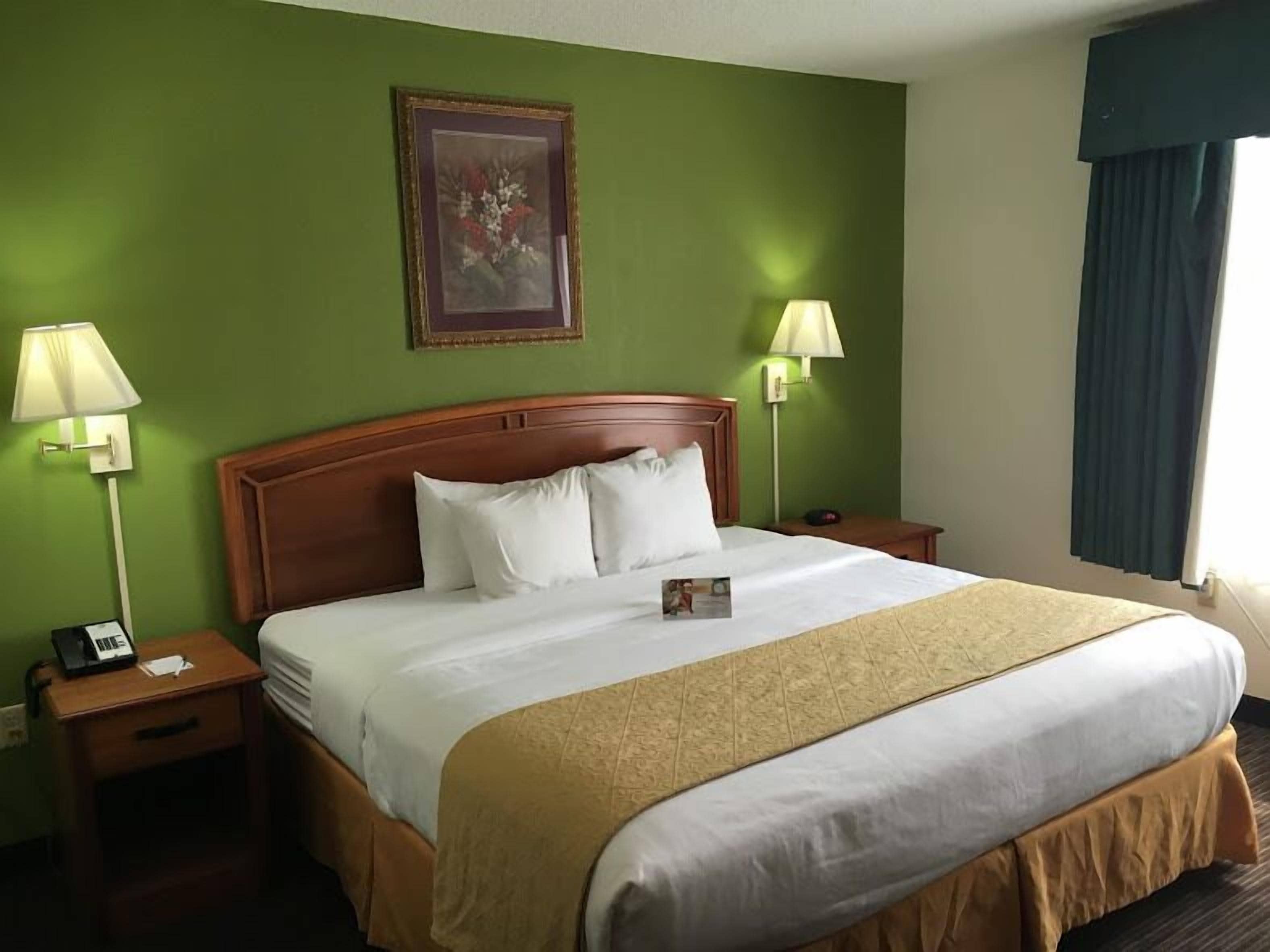 Schreibtisch, Verdunkelungsvorhänge, Bügeleisen/Bügelbrett, Babybetten