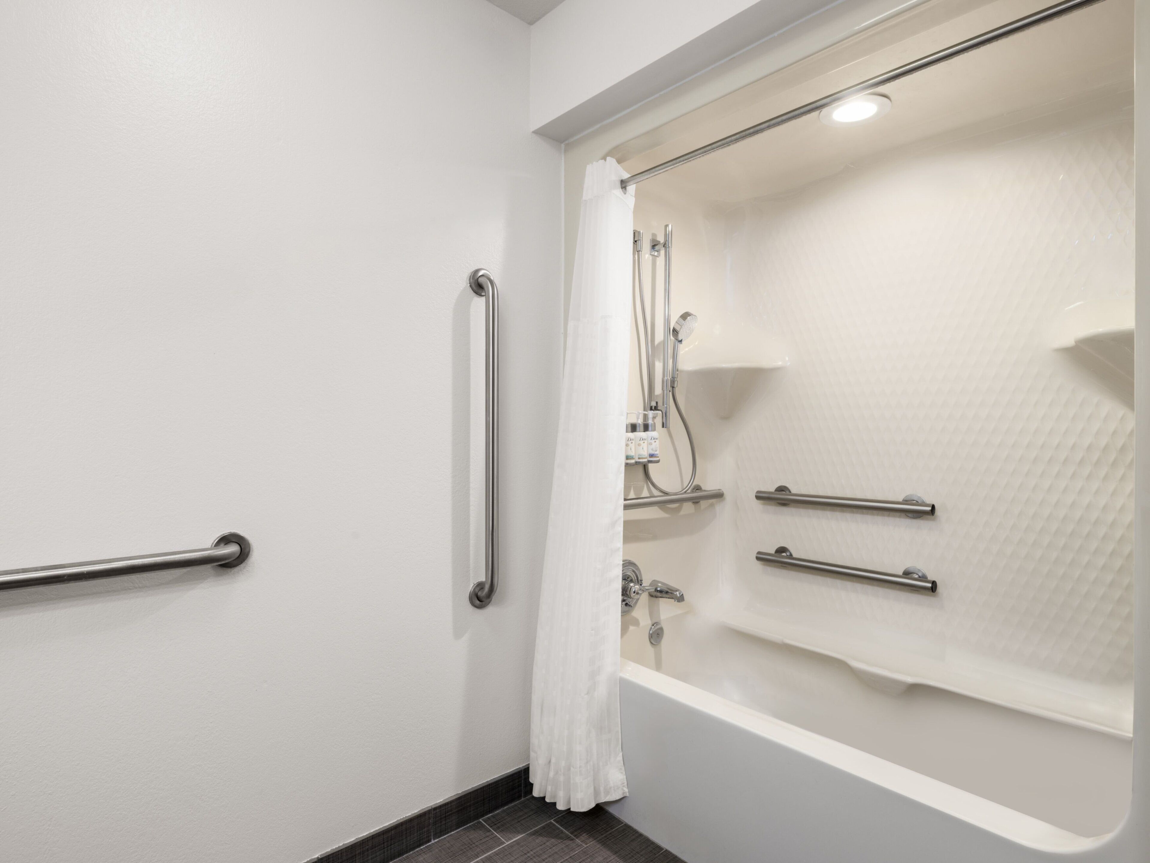 Ensemble baignoire-douche, articles de toilette griffés