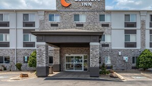 Ein Comfort Inn Hotel mit Steinverkleidung, zahlreichen Fenstern und einem überdachten Eingang.